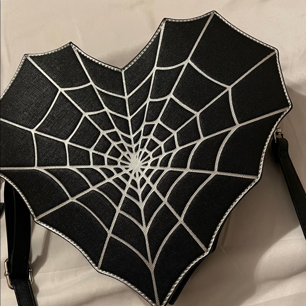Spiderweb heart shaped cross body bag - Picture 2 of 4